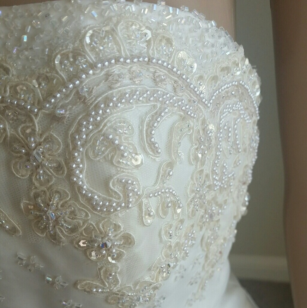 Wedding gown ivory size 6 with tiara NWT - Picture 3 of 8